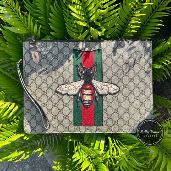 💚❤️ GUCCI ❤️💚 Bee Wristlet Clutch (RARE) - Picture 1 of 9